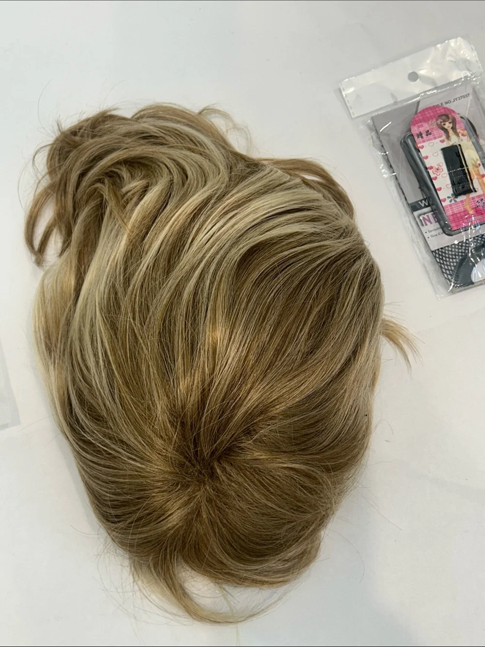 Blonde highlight medium Women’s synthetic hair wig new w tag, cap, & Bobby pins